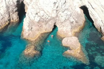 Ab dubrovnik mit dem privaten speedboot zu den elaphiten-inseln, schwimmen in der blauen & grünen grotte, entspannen am Šunj-strand und drinks an bord genießen.