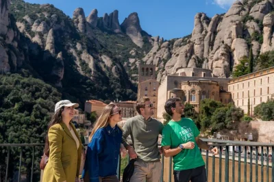Descubra montserrat no silêncio da manhã, suba no funicular sant joan, caminhe por trilhas antigas e prove queijos locais — tour em grupo pequeno saindo de barcelona com guia e traslado.