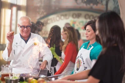 New orleans kochkurs: gemeinsam klassische louisiana-gerichte zubereiten, lokale biere und wein genießen. rezepte und schürze zum mitnehmen inklusive.