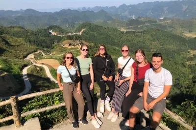 Explore o ha giang loop de moto com guias experientes, fique em casas tradicionais, compartilhe refeições com moradores e navegue pelo rio nho que. guia e tudo incluso.