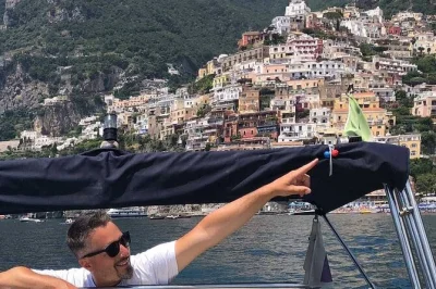 Sinta a brisa do mar em um passeio de barco privativo pela costa amalfitana, nade em enseadas escondidas, explore praiano e aproveite opções de almoço à beira-mar. inclui bebidas e petiscos.