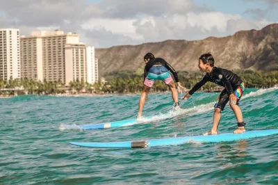 Waikiki, cours de surf privé en groupe avec moniteurs locaux, matériel inclus. parfait pour familles et amis, découvrez vos premières vagues en toute confiance.