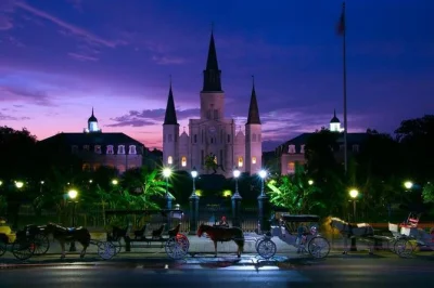 Explore o french quarter de new orleans num tour assombrado com drinks, histórias locais e um guia animado. inclui um drink grátis e ponto de encontro fácil.