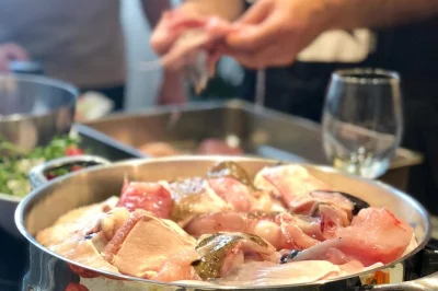 Scopri lisbona con un corso di cucina portoghese pratico. prepara piatti tipici con uno chef locale, gusta vini selezionati e divertiti con nuovi amici.