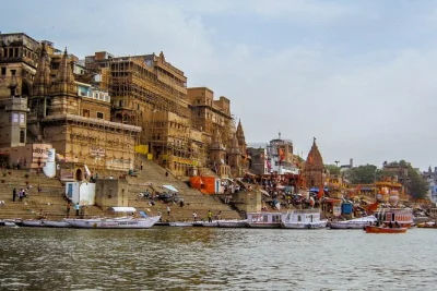Descubre varanasi en un día: paseo en barco al amanecer por el ganges, balcón privado para la aarti nocturna, ruinas de sarnath, con recogida en hotel y guía local.