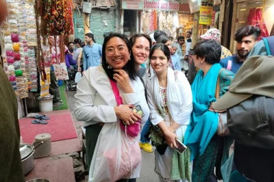 Entdecke mit einer lokalen expertin delhis lebhafte märkte – von shahpur jat fashion bis zu den gewürzen in chandni chowk. inklusive tuk-tuk-fahrten, streetfood und maßgeschneiderter kleidung.