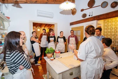 Découvrez la cuisine authentique de como en cuisinant avec un local, puis partagez un repas convivial autour de vins régionaux. atelier pratique avec déjeuner ou dîner inclus.