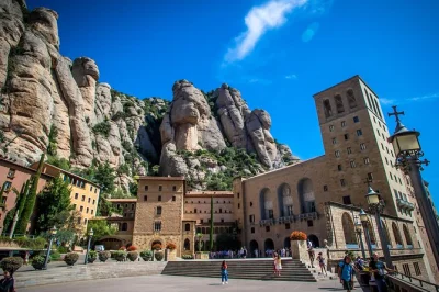 Sinta o ar fresco da montanha em montserrat, explore seu mosteiro e relaxe numa vinícola familiar com almoço típico e degustação — com transporte saindo de barcelona.