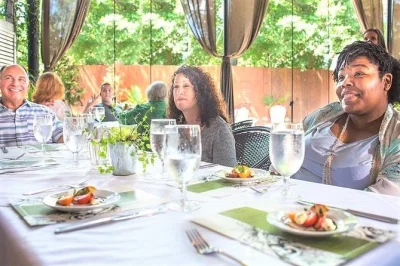 Partez avec un local à travers les squares de savannah pour déguster shrimp & grits, biscuits fondants et adresses cachées. dégustations, anecdotes et réductions exclusives incluses.