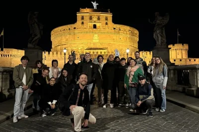 Descubre las calles embrujadas de roma al caer la noche con un guía local. escucha historias de crímenes reales, leyendas oscuras y explora castel sant’angelo bajo la luna. tour basado en propinas
