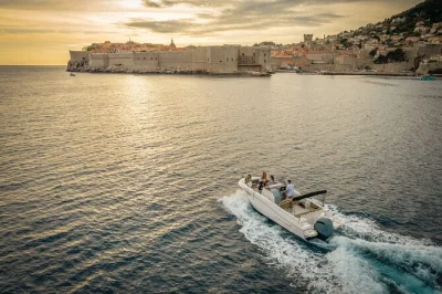 Ab dubrovnik mit privatem speedboot zu den elafiti inseln. schwimme in den blauen & grünen höhlen, entspanne am Šunj strand und genieße lokalen wein – abholung inklusive.
