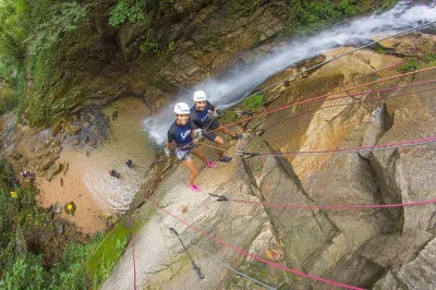 Vivi l’emozione a puerto vallarta con zipline, discesa dalle cascate, una corsa sfrenata in speed boat e lo scivolo d’acqua più alto del messico. trasporto a/r e snack inclusi.