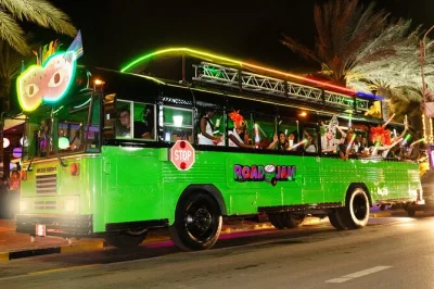Vive la verdadera vida nocturna de aruba con un party bus, dj en vivo, cócteles aruba ariba ilimitados y acceso vip a clubes. incluye recogida y shots de bienvenida en cada parada.