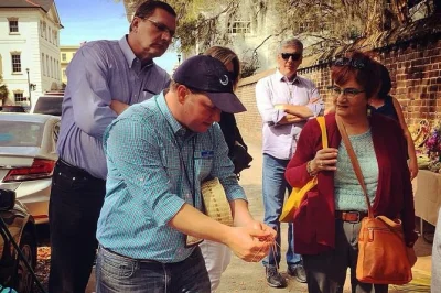 Step into charleston’s french quarter, stroll rainbow row, and see the battery waterfront on a small-group walk with a local guide—includes insider stories and hidden gardens.