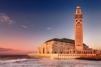 Découvrez casablanca en une journée depuis marrakech avec prise en charge à l’hôtel, balade dans le quartier habous, visite de la mosquée hassan ii et détente à la plage ain diab avec un chau