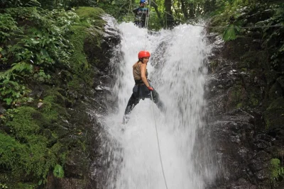 Erlebe canyoning und wildwasser-rafting bei la fortuna und genieße danach ein frisches bio-mittagessen vom bauernhof. inklusive hoteltransfer und erfahrenen lokalen guides.