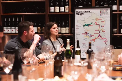 Erlebe eine wein- und champagnerverkostung in einem gemütlichen pariser keller mit sommelier. inkl. käse oder charcuterie, englischer führung und flexiblen gruppengrößen.