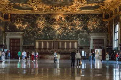 Explore o palácio ducal em veneza sem filas, atravesse a ponte dos suspiros e deslize pelo grande canal de gôndola com um guia especializado.