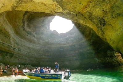 Découvrez les grottes secrètes de l’algarve, dont la célèbre grotte de benagil et praia da marinha, lors d’une balade en bateau au départ de la plage de benagil avec guide local et équipemen