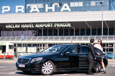 Llega a praga con un traslado privado desde el aeropuerto, evita las filas de taxis y recibe un voucher para un tour a pie por la ciudad con tu conductor local. incluye agua, wi-fi y guía.
