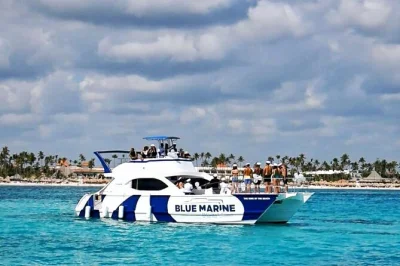 Vivi il sole caraibico a punta cana su una barca privata con snorkeling, open bar, frutta fresca e musica—con pick-up in hotel e guida locale inclusi.