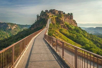 Erlebe die stille magie von civita di bagnoregio, schlendere durch die mittelalterlichen gassen von orvieto und genieße umbrische spezialitäten bei diesem privaten tagesausflug ab rom mit abholung.