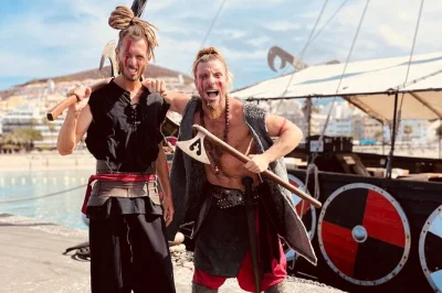 Parti da los cristianos su una vera nave vichinga per avvistare balene, fare il bagno nell’atlantico e goderti drink illimitati con un equipaggio locale super simpatico. bevande incluse.