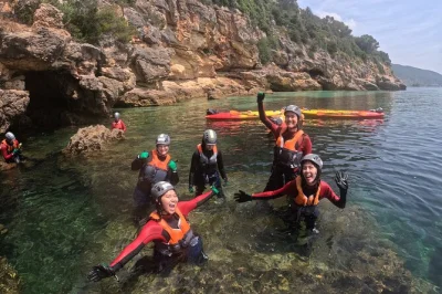 Descubra a costa selvagem da arrábida, remando de caiaque por grutas, pulando penhascos, fazendo snorkel em reserva marinha e curtindo um almoço na praia, com transporte e guia local saindo de lisbo