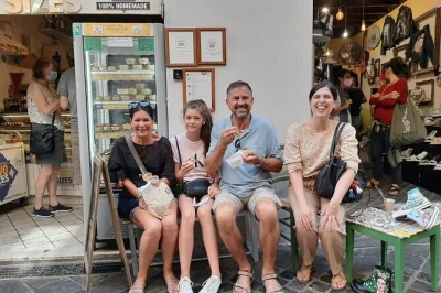 Descubre los sabores de trastevere en roma: prueba comida callejera romana, disfruta vino local y recorre sus calles con un guía experto. grupos pequeños y comida completa incluida.