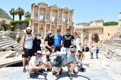 Descubre Éfeso en una excursión privada desde crucero: visita el templo de artemisa, la casa de la virgen maría y disfruta de un almuerzo. incluye traslado y guía.