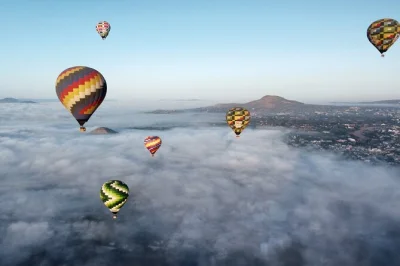 Réveillez-vous tôt pour un vol en montgolfière au-dessus de teotihuacan, trinquez au champagne, puis savourez un petit-déjeuner dans une grotte naturelle. transfert depuis mexico inclus.