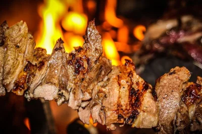 Scopri i sapori di istanbul con un tour serale guidato. assaggia kebab, baklava e street food vicino a piazza taksim e torre di galata. prenota ora!