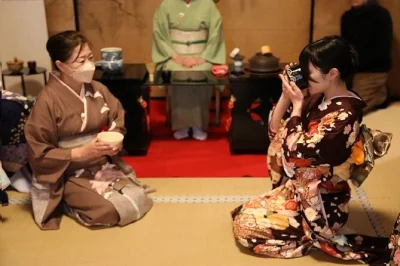 Vista um kimono em kyoto, participe de uma cerimônia do chá tradicional com um mestre perto do templo daitoku-ji e experimente doces sazonais. inclui guia e chá.