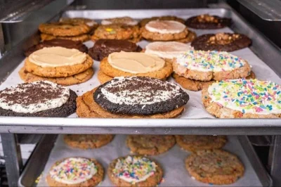 Découvrez hell’s kitchen à new york lors d’une visite gourmande guidée, dégustez bbq japonais, tacos indiens et boulettes de viande maison. déjeuner, guide local et eau inclus.