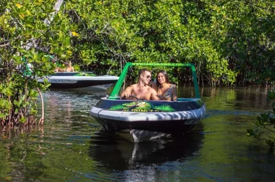 Erlebe den kick, dein eigenes speedboot durch cancuns nichupte-lagune zu steuern und schnorchle anschließend am mayan reef mit einem lokalen guide. alles inklusive – ausrüstung und abholung an der
