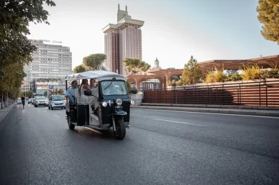 Descubre madrid en tuk tuk eléctrico: palacio real, museo del prado y más. con conductor privado, guía local y recogida cerca del palacio real.
