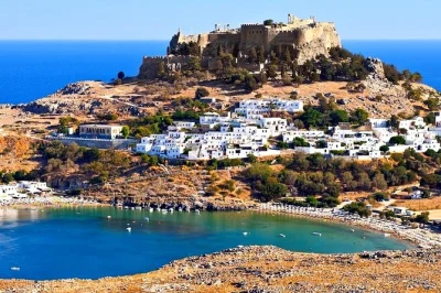 Saia de rodes de barco, explore a vila de lindos e sua acrópole, e depois nade nas famosas baías de anthony quinn e tsambika. inclui paradas para banho e guia local.