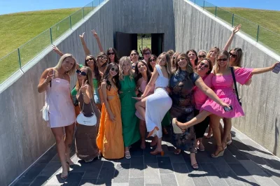 Découvrez les saveurs de la yarra valley lors d’une escapade depuis melbourne : vins locaux, fraises fraîches, déjeuner gourmand et chocolat australien. prise en charge incluse.