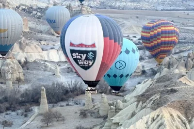 Surca los cielos de cappadocia al amanecer, observa cómo preparan tu globo y celebra con champagne tras el aterrizaje. incluye recogida en hotel y certificado de vuelo.