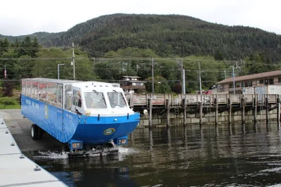 Descubre ketchikan de forma única con este tour anfibio en duck tour: recorre calles históricas, navega por el puerto y disfruta historias en vivo con guía local. incluye paseo en bus y barco.