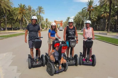 Sinta a brisa do mar nas praias, no bairro gótico e no porto olímpico de barcelona em um tour de segway com guia local e grupo pequeno. treinamento e equipamentos inclusos.