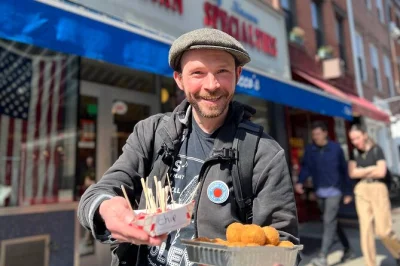Découvrez le west village à new york lors d’une visite gourmande avec pizza, fromage, classiques italiens et le célèbre friends building — dégustations incluses avec guide certifié.
