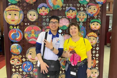 Recorre el barrio antiguo de hanoi con un guía local estudiante, prueba comida callejera, visita el lago hoan kiem y la casa antigua. incluye recogida en hotel y anécdotas personales.