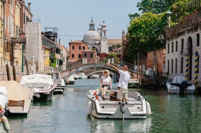 Explore os canais escondidos de veneza em um barco elétrico silencioso, com água mineral incluída. grupo pequeno, conforto e vistas únicas em um passeio tranquilo sem barulho de motor.
