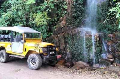 Scopri il lato selvaggio di ilhabela con un tour guidato in jeep nel parco statale, tra nuotate alle cascate, panorami mozzafiato e relax sulla spiaggia di castelhanos. include trasporto andata e rito