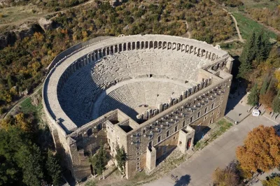 Explore as ruínas romanas de perge, sinta a acústica do teatro de aspendos, visite os templos à beira-mar de side e relaxe na cachoeira de manavgat. inclui transporte e almoço.