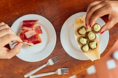 Descubra os sabores de sevilha em um tour privado com 10 degustações, passeio por triana e visita ao museu da inquisição. guia local e opções vegetarianas inclusas.