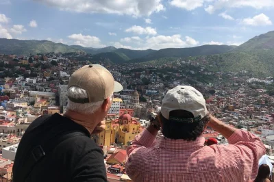 Scopri guanajuato con un tour privato a piedi. visita piazze storiche, la scalinata dell’università e i mercati, accompagnato da una guida locale e con ritmo flessibile.
