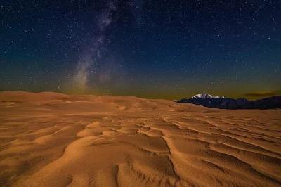 Erlebe die kühle wüstenluft bei einer nacht-safari ab doha mit kamelreiten, sandboarding und tee am dünenfeuer. inklusive abholung, englischsprachigem guide und versicherung.