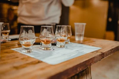 Whiskey-fans aufgepasst: in nashville führt dich ein experte durch seltene bourbon- und rye-abfüllungen, direkt aus dem fass. erlebe geführte verkostungen und spannende geschichten zu jedem tropfen